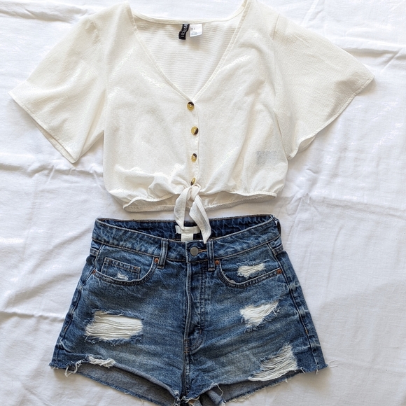 Excellent pre-loved condition denim sorts (distressing in tact) size 4 - Picture 2 of 4